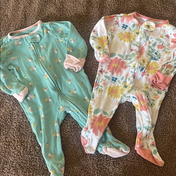 🌈 Target Cloud Island Baby Girl Sleepers Floral Lot Sz 0/3M - Picture 1 of 6